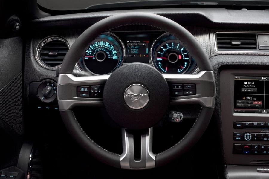  Ford Mustang Convertible 2013 года  (фото 8 из 13)